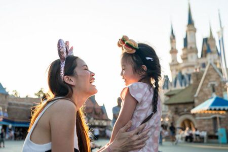 family enjoying walt disney world orlando near florida vacation homes. orlando attractions